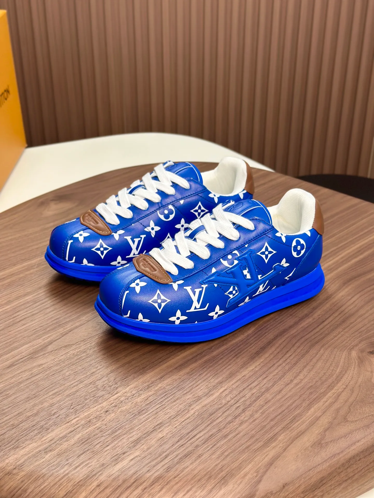 Factory direct sale ¥700💰Full set of packaging💰Top version LV-Louis Vuitton-Classic catwalk new style 1:1 developed replica of the original version! ! The upper foot is very comfortable. It is made of luxurious materials and fine workmanship. The midsole is printed with English letters "Made in Europe". The upper is made of calfskin imported from Italy. The side is decorated with the brand's LOGO and signature. The latest latex foot pads and mesh lining make the foot feel super comfortable. The original two-color TPU combination outsole is specially provided by the original factory. Bag technology Goodyear stitched edges Fabric: Exclusive custom first-layer cowhide Accessories: Exclusive private model Vuitton logo, lining: Customized silk mesh lining - first-layer silk cowhide lining Outsole: TPU combination outsole wear-resistant, non-slip and anti-yellowing Foot pads: new latex pads-mesh sweat-absorbent Counter technology: fully computerized sewing machine wire drawing Toe box back cover Hot and cold shaping Full set of pull-top last with medium and low logo pattern Counter packaging - Shoelaces, certificates, cards, instructions, certificates of quality, dust bags, the most comprehensive packaging on the Internet, men's size 339-44 (38/45 custom-made, non-refundable!